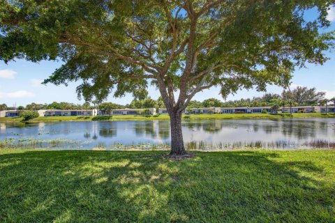 Condo in West Palm Beach, Florida, 2 bedrooms № 2250338 - photo 27