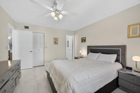Condo in West Palm Beach, Florida, 2 bedrooms № 2250338 - photo 12