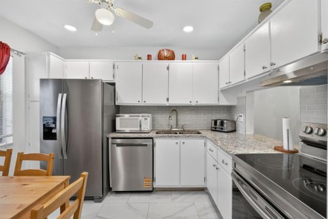 Condo in West Palm Beach, Florida, 2 bedrooms № 2250338 - photo 5