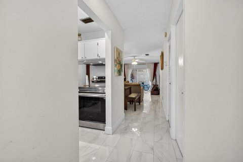Condo in West Palm Beach, Florida, 2 bedrooms № 2250338 - photo 4