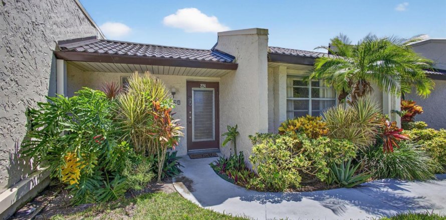 Condo in West Palm Beach, Florida, 2 bedrooms № 2250338