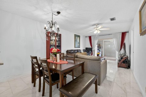 Condo in West Palm Beach, Florida, 2 bedrooms № 2250338 - photo 8