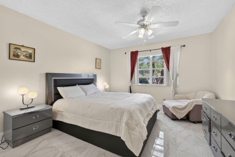 Condo in West Palm Beach, Florida, 2 bedrooms № 2250338 - photo 14