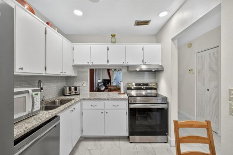 Condo in West Palm Beach, Florida, 2 bedrooms № 2250338 - photo 6