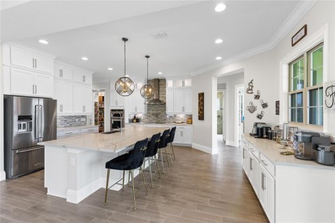 House in Orlando, Florida 5 bedrooms, 430.69 sq.m. № 2147472 - photo 4