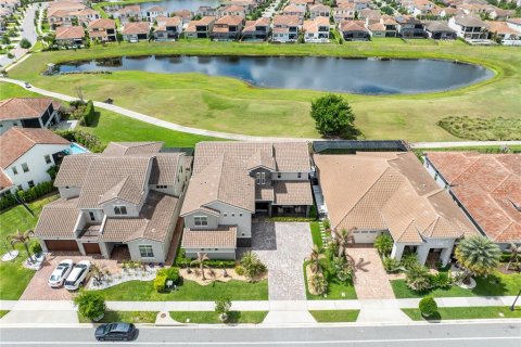 House in Orlando, Florida 5 bedrooms, 430.69 sq.m. № 2147472