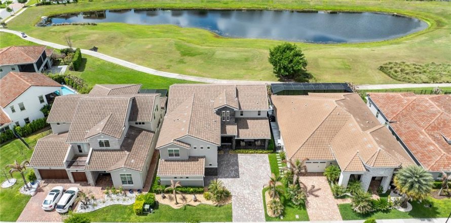 House in Orlando, Florida 5 bedrooms, 430.69 sq.m. № 2147472