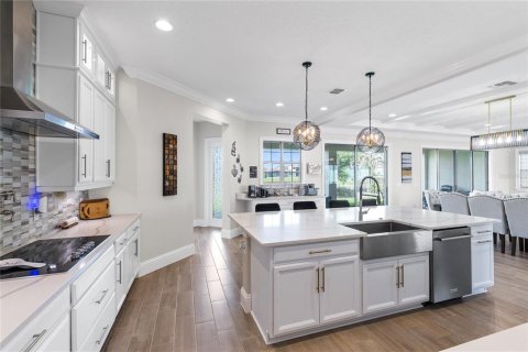 House in Orlando, Florida 5 bedrooms, 430.69 sq.m. № 2147472 - photo 3