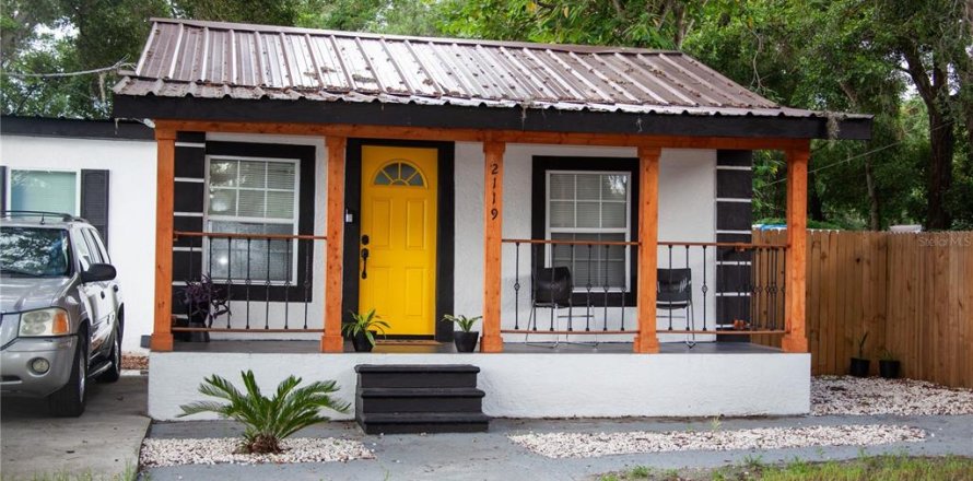 House in Tampa, Florida 3 bedrooms, 92.72 sq.m. № 1880896