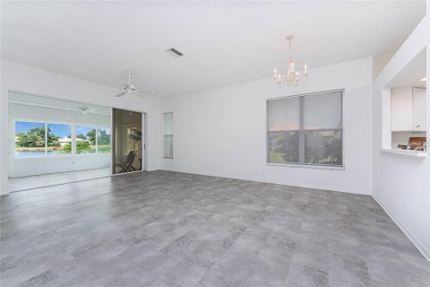 House in Englewood, Florida 3 bedrooms, 176.79 sq.m. № 1910979 - photo 13