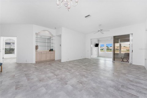 House in Englewood, Florida 3 bedrooms, 176.79 sq.m. № 1910979 - photo 11