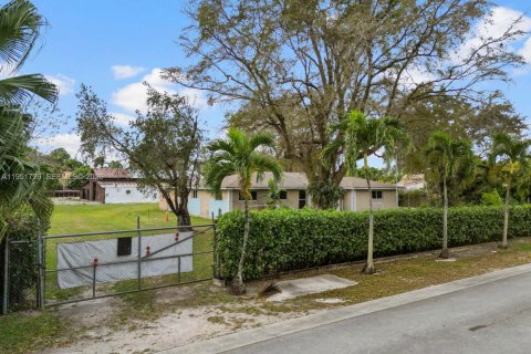 Villa ou maison à vendre à Miami, Floride: 4 chambres, 271.46 m2 № 2007658 - photo 16
