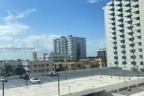 Condo in Miami Beach, Florida, 1 bedroom  № 1940430 - photo 17