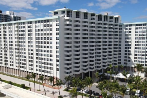 Condo in Miami Beach, Florida, 1 bedroom  № 1940430 - photo 15