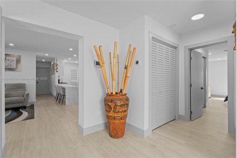 Casa en venta en Miami, Florida, 4 dormitorios, 142.79 m2 № 1951359 - foto 24