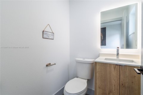 Casa en venta en Miami, Florida, 4 dormitorios, 142.79 m2 № 1951359 - foto 25