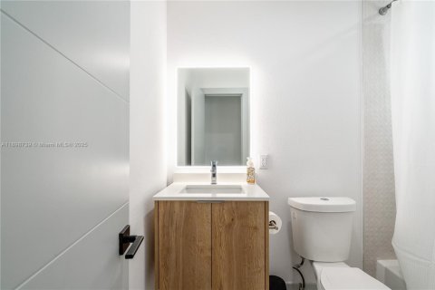 Casa en venta en Miami, Florida, 4 dormitorios, 142.79 m2 № 1951359 - foto 17