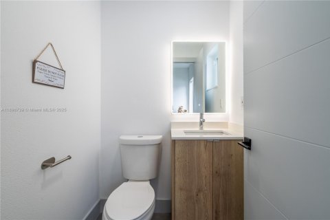 Casa en venta en Miami, Florida, 4 dormitorios, 142.79 m2 № 1951359 - foto 26