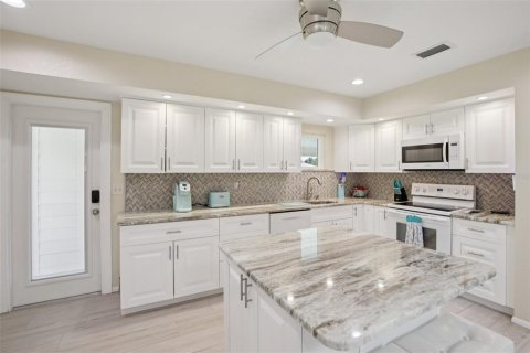 House in Port Charlotte, Florida 2 bedrooms, 129.13 sq.m. № 1914426 - photo 14