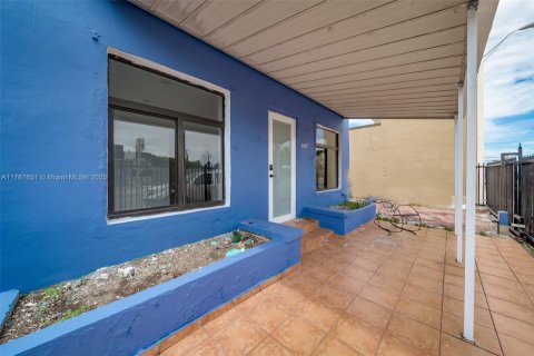 Commercial property in Miami, Florida 200.3 sq.m. № 1973560 - photo 2