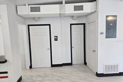 Propiedad comercial en alquiler en Orlando, Florida, 151.06 m2 № 1875894 - foto 13