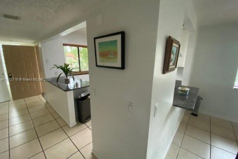 Condo in Weston, Florida, 2 bedrooms  № 1922941 - photo 19