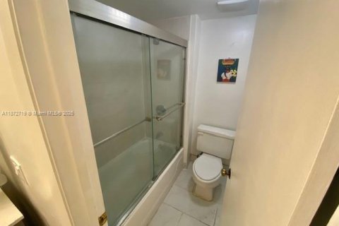 Condo in Weston, Florida, 2 bedrooms  № 1922941 - photo 12