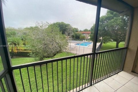 Condo in Weston, Florida, 2 bedrooms  № 1922941 - photo 16