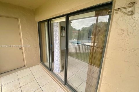 Condo in Weston, Florida, 2 bedrooms  № 1922941 - photo 15