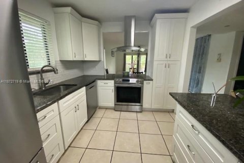 Condo in Weston, Florida, 2 bedrooms  № 1922941 - photo 1