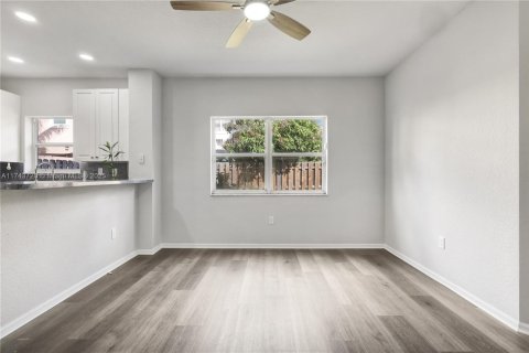 House in Pembroke Pines, Florida 3 bedrooms, 165.37 sq.m. № 1491996 - photo 4