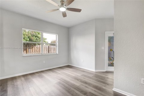 House in Pembroke Pines, Florida 3 bedrooms, 165.37 sq.m. № 1491996 - photo 2