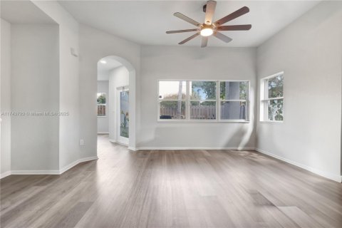 House in Pembroke Pines, Florida 3 bedrooms, 165.37 sq.m. № 1491996 - photo 1