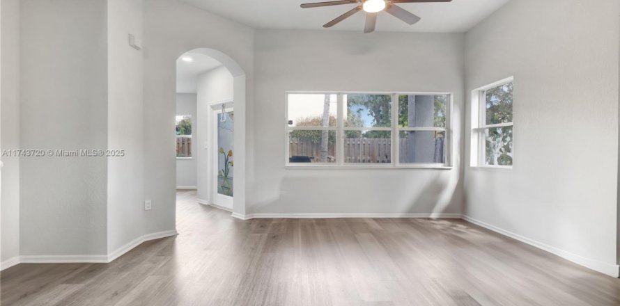 House in Pembroke Pines, Florida 3 bedrooms, 165.37 sq.m. № 1491996