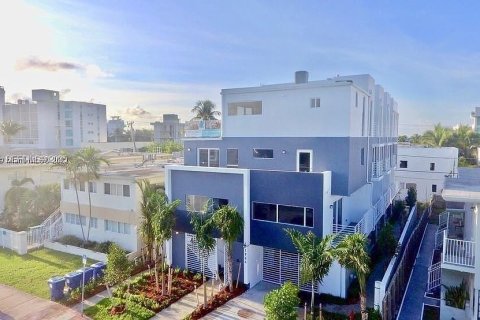 Снять в аренду кондоминиум в Майами-Бич, Флорида 3 спальни, 148.64м2, № 1991007 - фото 1