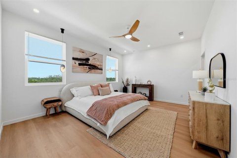 Townhouse in Saint Petersburg, Florida 3 bedrooms, 211.82 sq.m. № 2379564 - photo 29