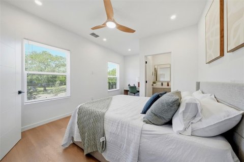 Townhouse in Saint Petersburg, Florida 3 bedrooms, 211.82 sq.m. № 2379564 - photo 25
