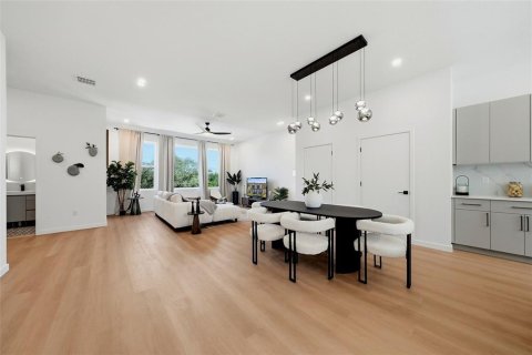 Townhouse in Saint Petersburg, Florida 3 bedrooms, 211.82 sq.m. № 2379564 - photo 5