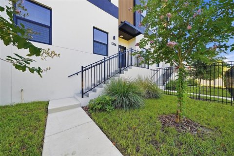 Townhouse in Saint Petersburg, Florida 3 bedrooms, 211.82 sq.m. № 2379564 - photo 3