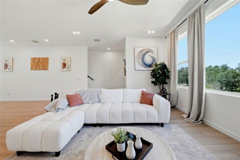 Townhouse in Saint Petersburg, Florida 3 bedrooms, 211.82 sq.m. № 2379564 - photo 9