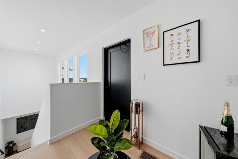 Townhouse in Saint Petersburg, Florida 3 bedrooms, 211.82 sq.m. № 2379564 - photo 21