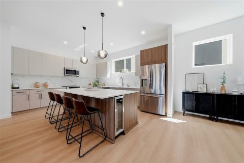 Townhouse in Saint Petersburg, Florida 3 bedrooms, 211.82 sq.m. № 2379564 - photo 11