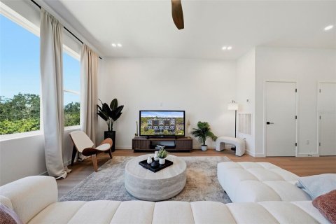 Townhouse in Saint Petersburg, Florida 3 bedrooms, 211.82 sq.m. № 2379564 - photo 10