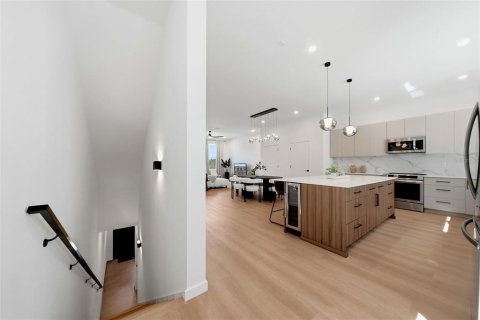 Townhouse in Saint Petersburg, Florida 3 bedrooms, 211.82 sq.m. № 2379564 - photo 18