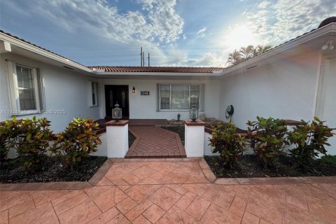 Снять в аренду виллу или дом в Майами, Флорида 3 спальни, 243.96м2, № 1983831 - фото 1