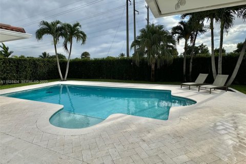 Снять в аренду виллу или дом в Майами, Флорида 3 спальни, 243.96м2, № 1983831 - фото 16