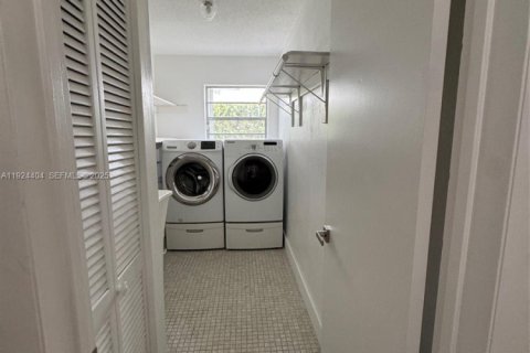 Снять в аренду виллу или дом в Майами, Флорида 3 спальни, 243.96м2, № 1983831 - фото 13