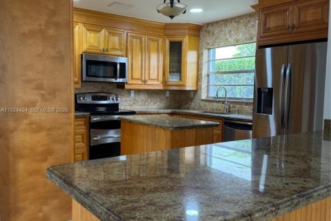 Снять в аренду виллу или дом в Майами, Флорида 3 спальни, 243.96м2, № 1983831 - фото 4