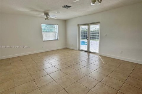 Снять в аренду виллу или дом в Майами, Флорида 3 спальни, 243.96м2, № 1983831 - фото 6