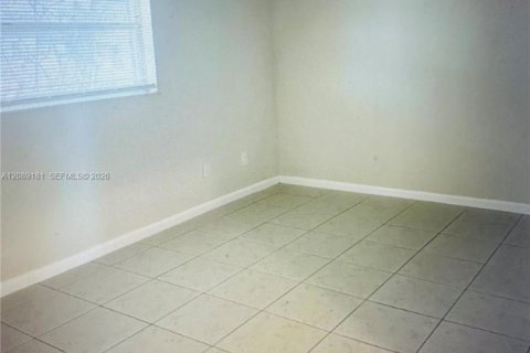 Villa ou maison à louer à Port St. Lucie, Floride: 3 chambres, 122.91 m2 № 2365694 - photo 4
